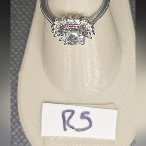 Stunning 925 Silver Ring with Sparkling Clear Stones. BRAND NEW R5